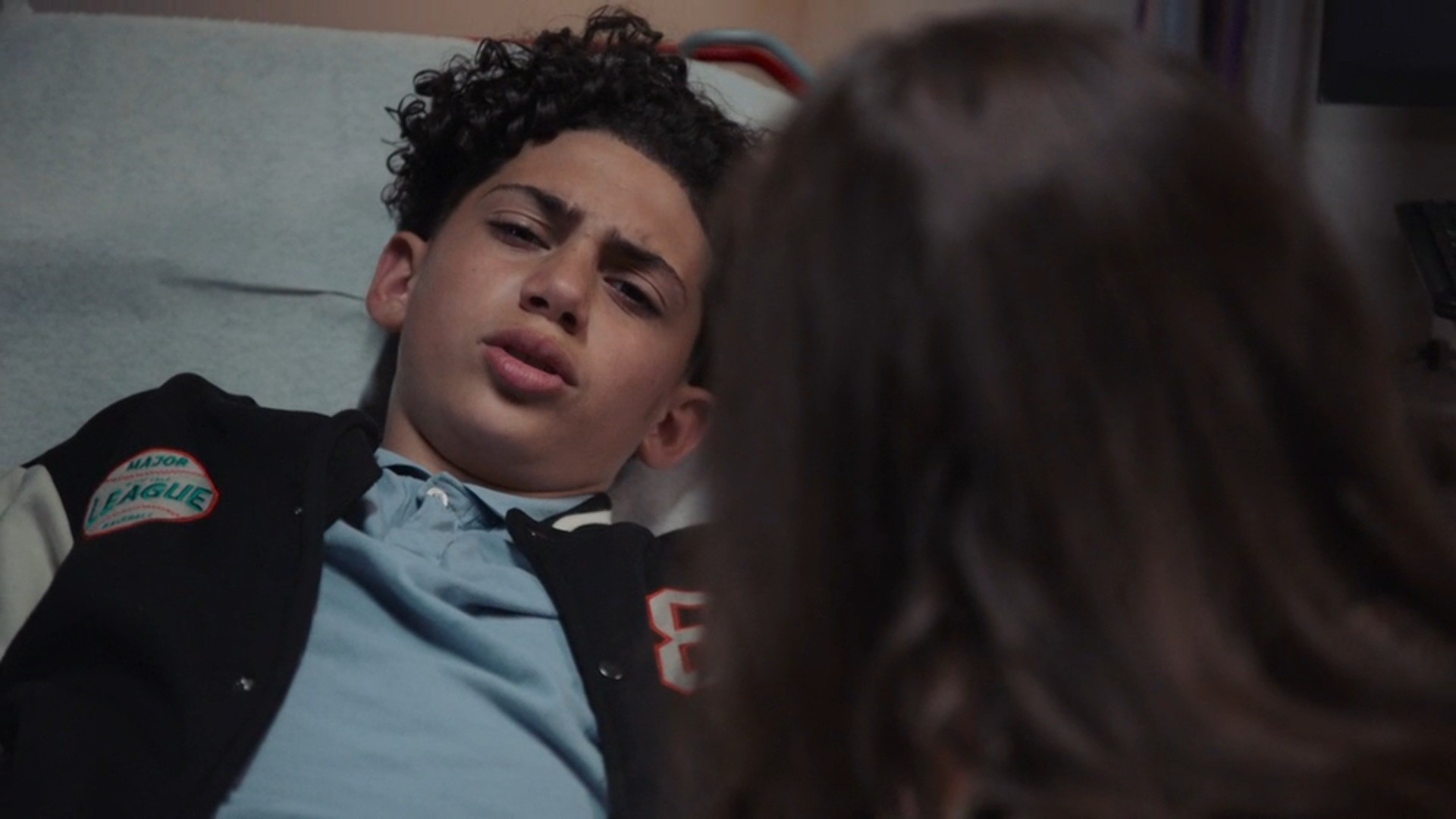 Manu zegt een fietsongeluk te hebben gehad.